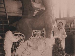 Émile Antoine Bourdelle et ses praticiens près du Centaure mourant en cours de moulage, vers 1914