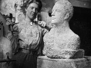 Hedwig Woermann, élève allemande de Bourdelle, travaillant un buste, vers 1901-1903