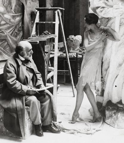 Miss Grace Christie posant pour Bourdelle dans les stalles de l’atelier en 1925