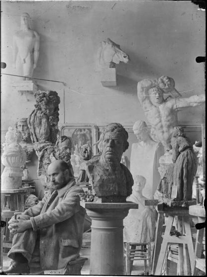 Antoine Bourdelle dans son atelier, vers 1907-1908