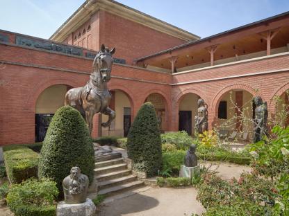 Cheval d'Alvear dans le jardin sur rue