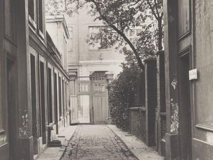 Anonyme, Passage pavé entre le jardin intérieur et le jardin sur rue, 1938, tirage au gélatino-bromure d'argent