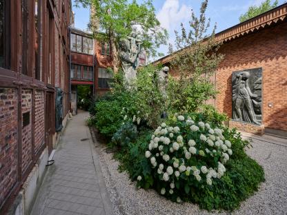 Premier bâtiment des ateliers, 1878 (à gauche); bâtiment du belvédère, vers 1896 (au milieu) ; deuxième bâtiment des ateliers, 1881 (à droite)