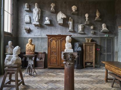 Le mur des moulages, dans l'atelier de sculpture du musée Bourdelle