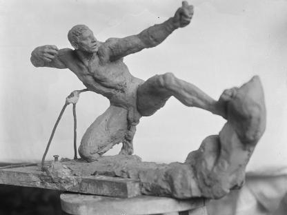 Antoine Bourdelle, Étude en terre d'Héraklès archer en cours de modelage, vers 1909