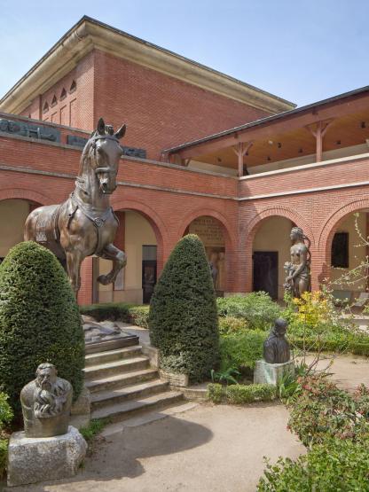 Cheval d'Alvear dans le jardin sur rue