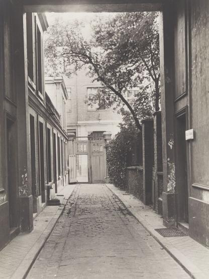Anonyme, Passage pavé entre le jardin intérieur et le jardin sur rue, 1938, tirage au gélatino-bromure d'argent