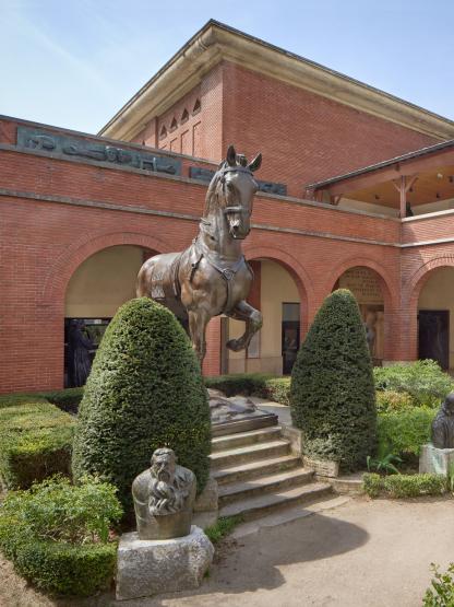 Cheval du Monument au général Alvear placé sur le perron de l'ancienne maison Paillard détruite