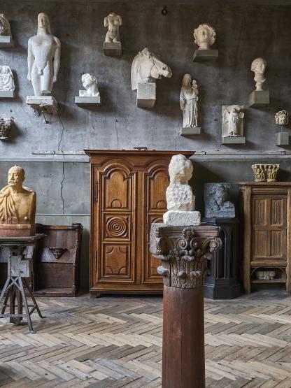 Le mur des moulages, dans l'atelier de sculpture du musée Bourdelle