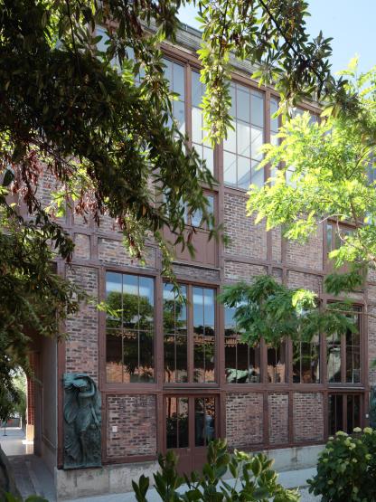 Vue des façades d'ateliers donnant sur le jardin intérieur