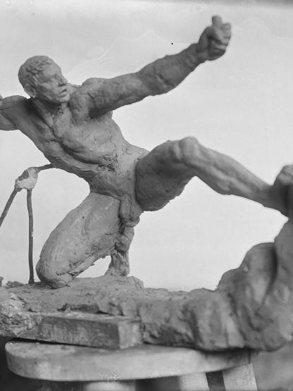 Antoine Bourdelle, Étude en terre d'Héraklès archer en cours de modelage, vers 1909