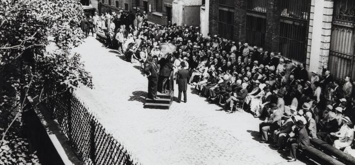 Anonyme, Cérémonie d'inauguration de la plaque commémorative apposée sur la façade du 16 impasse du Maine, 1933, tirage au gélatino-bromure d’argent