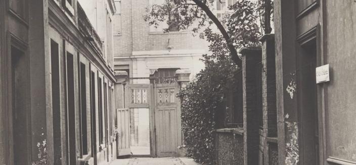 Anonyme, Passage pavé entre le jardin intérieur et le jardin sur rue, 1938, tirage au gélatino-bromure d'argent
