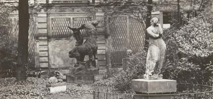 Anonyme, Jardin sur rue avec Pénélope dans le bassin ovale, après 1930, tirage au gélatino-bromure d’argent