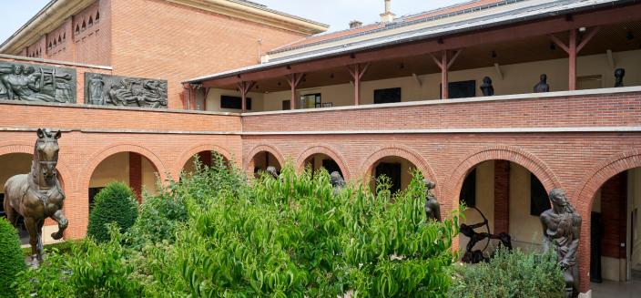 Dominique Fenzy, Extension et hall d'accueil, 1969 (à gauche) ; Henri Gautruche, Galerie couverte, 1954 (à droite)