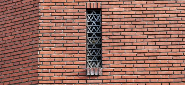 Dominique Fenzy, Façade extérieure du hall d'accueil, baie au motif orientalisant inspirée du monogramme de Bourdelle, 1969