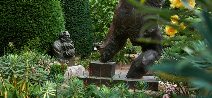 Ifs taillés en cône, euphorbes, persicaires et roses