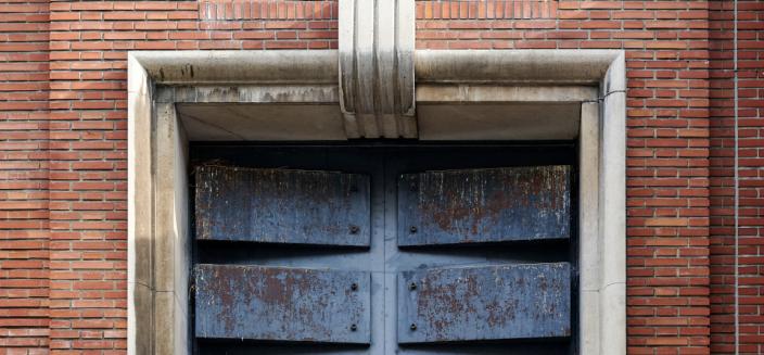 Raymond Subes, Porte extérieure du hall des plâtres, fer, vers 1961