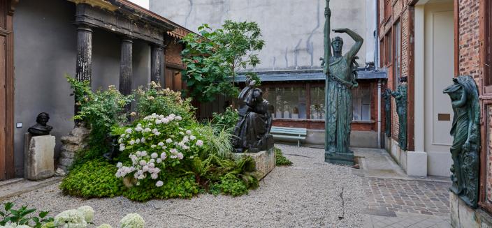 Deuxième bâtiment des ateliers avec fragment de colonnade en remploi, 1881 (à gauche) ; couloir vitré, 1948 (au milieu) ; Premier bâtiment des ateliers, 1878 (à droite)
