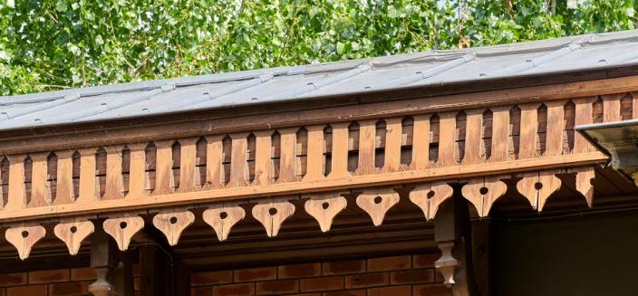 Anonyme, Deuxième bâtiment des ateliers, auvent orné de lambrequins en bois, 1881