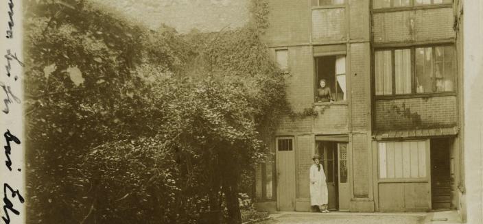 Anonyme, Edwin Bucher et sa mère devant l'ancien bâtiment détruit (remplacé par un couloir vitré en 1948), 1906, aristotype