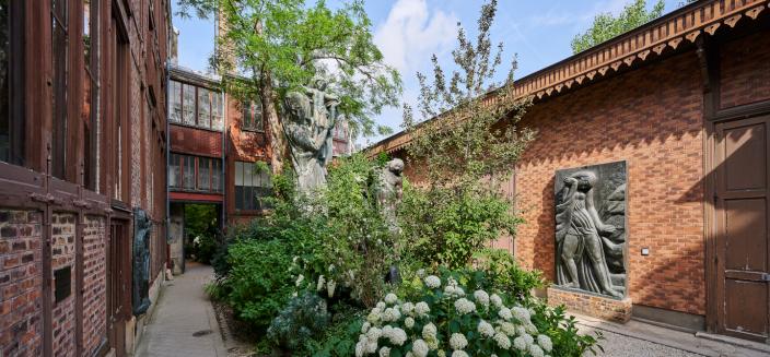 Premier bâtiment des ateliers, 1878 (à gauche); bâtiment du belvédère, vers 1896 (au milieu) ; deuxième bâtiment des ateliers, 1881 (à droite)