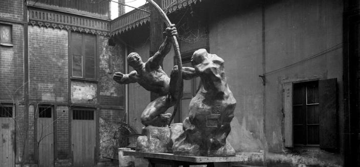 Albert Harlingue, Héraklès archer devant le bâtiment du belvédère, vers 1930-1940, tirage photographique