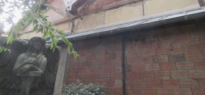 Vue des anciens ateliers au fond du jardin