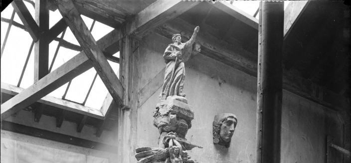 Anonyme, Intérieur d'un atelier du 18 impasse du Maine, entre 1930 et 1950, négatif sur verre au gélatino-bromure d'argent