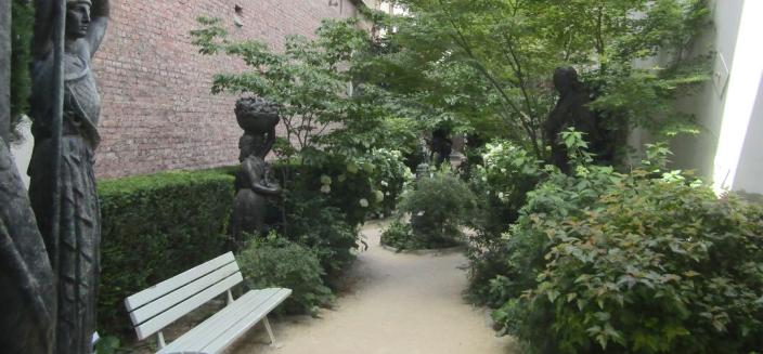 La coulée verte au long du hall des plâtres 