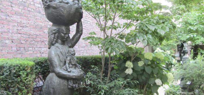 Noble fardeau à l'ombre du Cornus Kousa