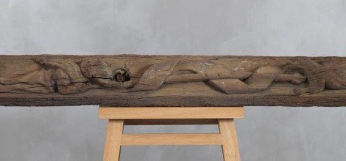Poutre bretonne (d'une paire), sculptée d'un moine combattant un dragon, bois
