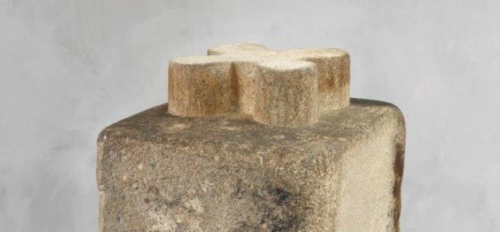 Base quadrangulaire au quadrilobe, pierre