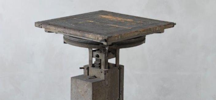 Selle de sculpteur à manivelle et crémaillère, pieds en métal