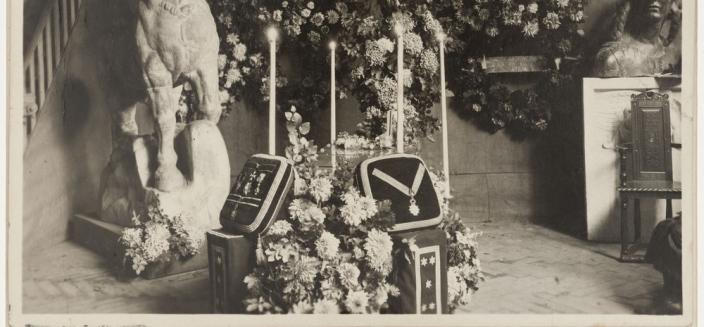 Le cercueil d'Antoine Bourdelle et le Centaure mourant dans l’atelier, octobre 1929