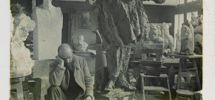 Antoine Bourdelle dans l'atelier près de la figure de Carpeaux au travail, en terre, vers 1908-1909
