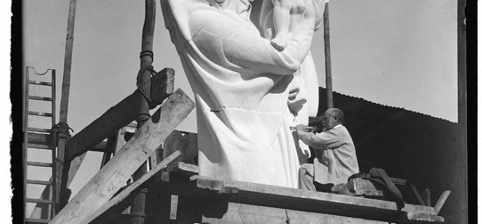 Chantier de taille de la Vierge à l’offrande pour Niederbruck : Antoine Bourdelle sur l’échafaudage