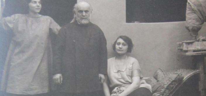 Bourdelle entouré de ses élèves Audrey James et Céline Emilian  s.d.