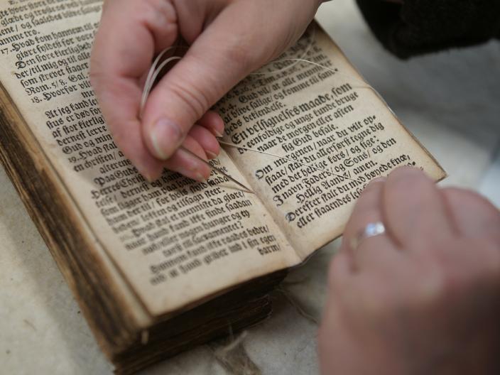 restauration, numérisation et conditionnement d’un recueil de cantique danois du XVIIIe siècle